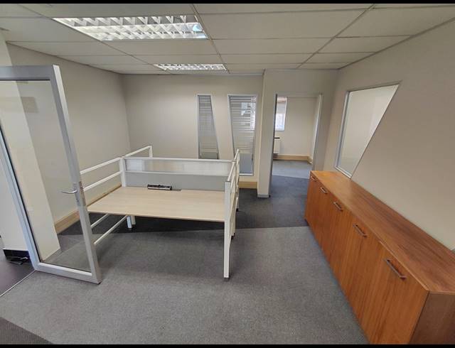 104M² OFFICE TO LET IN FOURWAYS